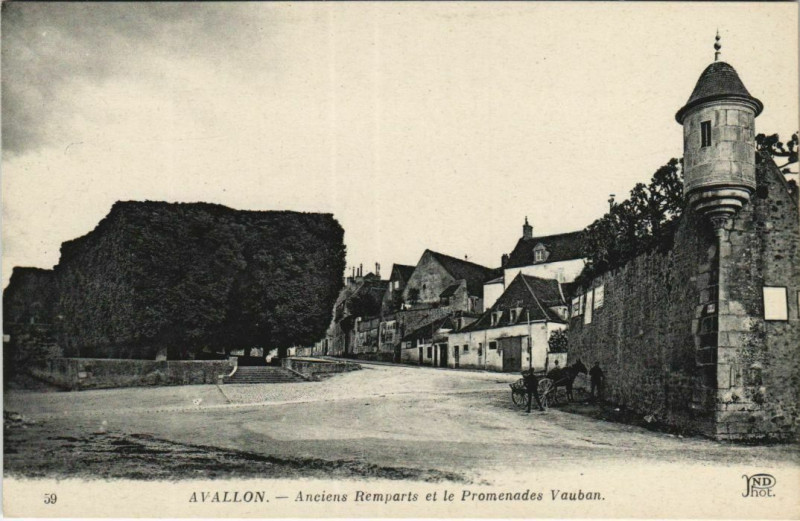 Carte postale ancienne Avallon Anciens Remparts et le Promenades Vauban France à Avallon