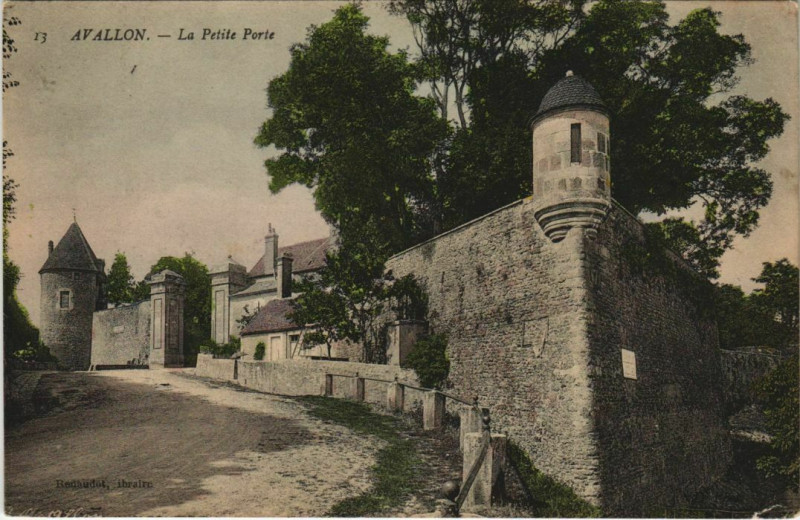 Carte postale ancienne Avallon La Petite Porte France à Avallon