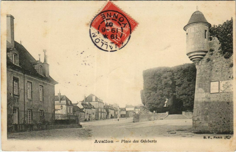 Carte postale ancienne Avallon Place des Odeberts France à Avallon