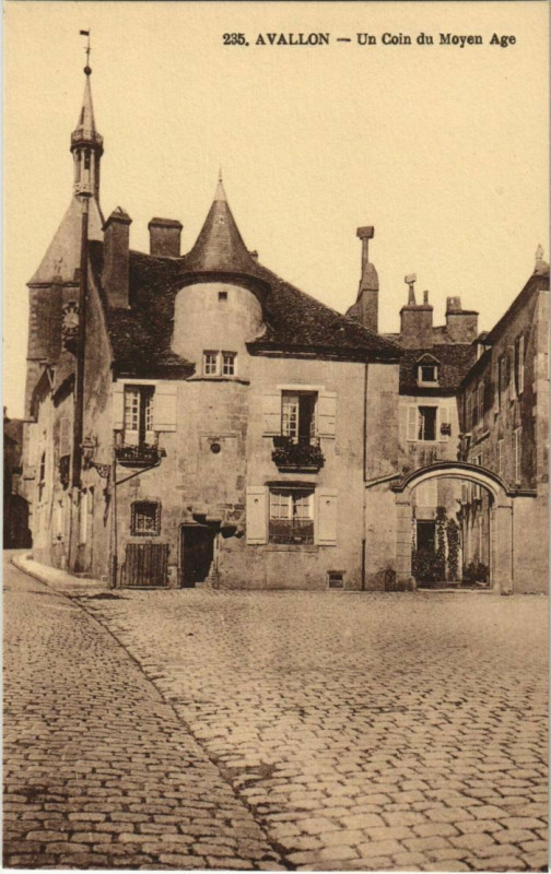 Carte postale ancienne Avallon Un Coin du Moyen Age France à Avallon