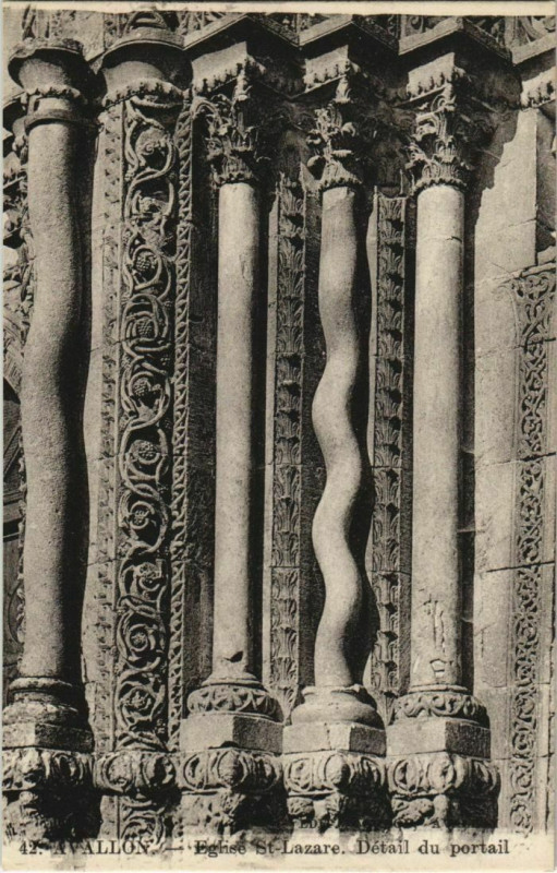 Carte postale ancienne Avallon Eglise Saint-Lazare, Detail du portail France à Avallon