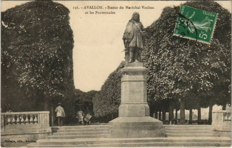 Carte postale ancienne Avallon Statue du Marechal Vauban France à Avallon