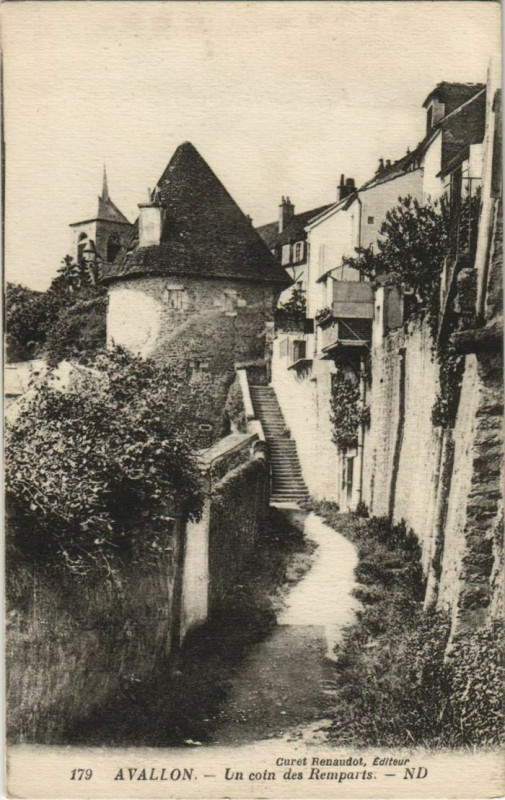 Carte postale ancienne Avallon Un Coin des Remparts France à Avallon