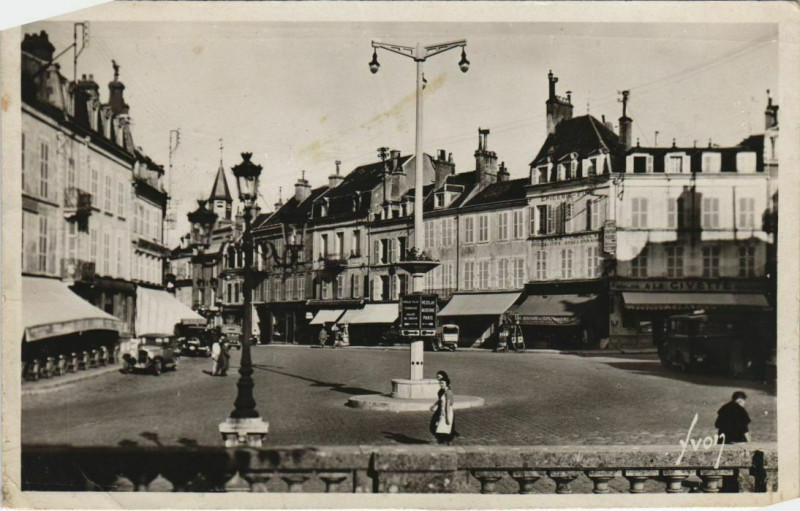Carte postale ancienne Avallon Place Vauban France à Avallon