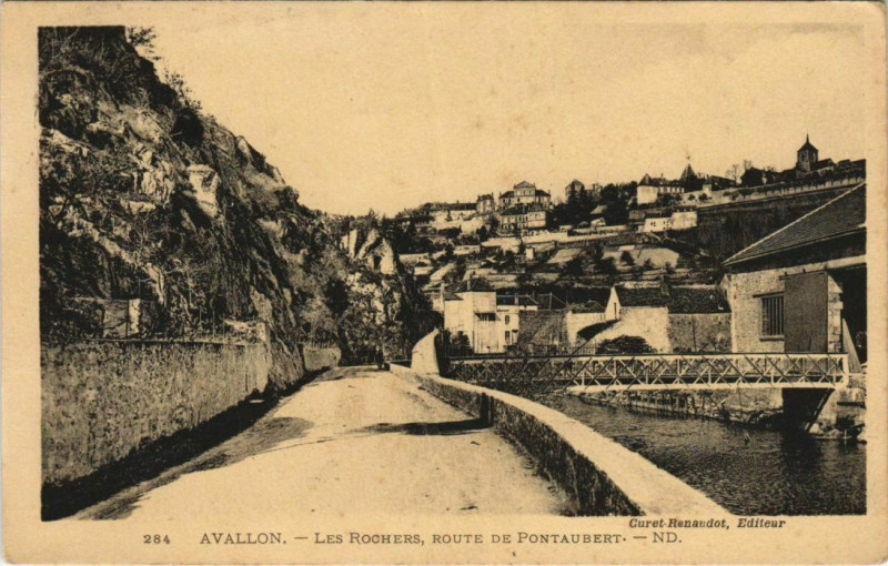Carte postale ancienne Avallon Les Rochers, route de Pontaubert France à Avallon