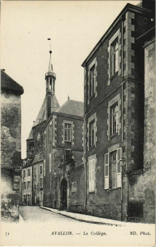 Carte postale ancienne Avallon Le College France à Avallon