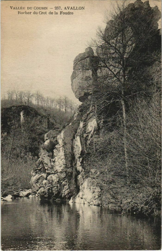 Carte postale ancienne Avallon Rocher du Crot de la Foudre France à Avallon