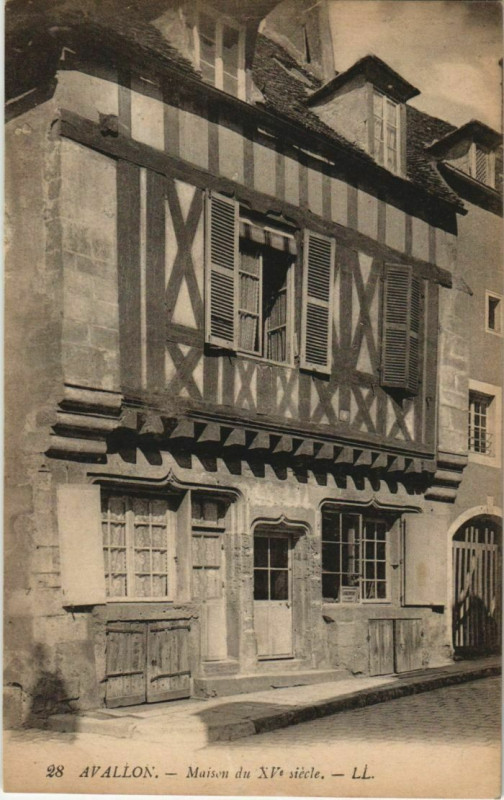 Carte postale ancienne Avallon Maison du Xv e siecle France à Avallon