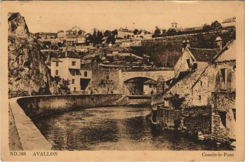 Carte postale ancienne Avallon Cousin le Pont France à Avallon