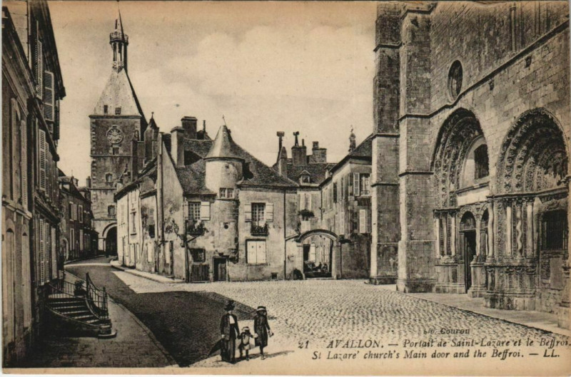 Carte postale ancienne Avallon Portail de Saint-Lazare France à Avallon