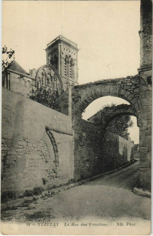 Carte postale ancienne Vezelay La Rue des Ursulines France