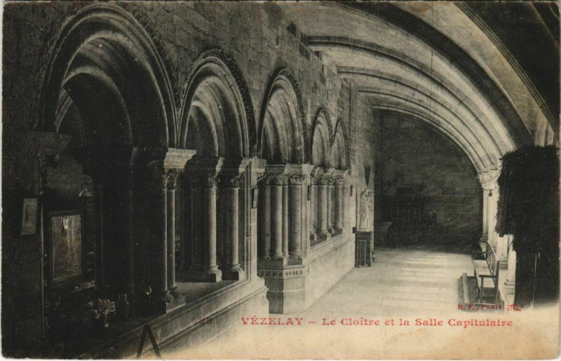 Carte postale ancienne Vezelay Le Cloitre et la Salle Capitulaire France