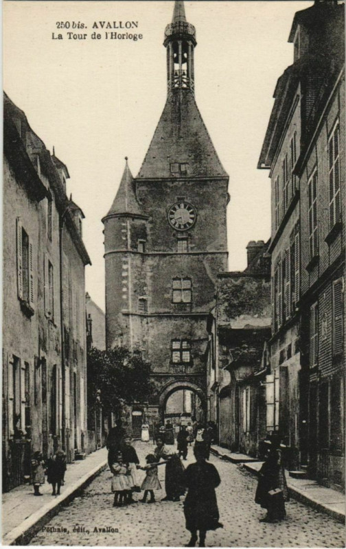 Carte postale ancienne Avallon La Tour de l'Horloge France à Avallon