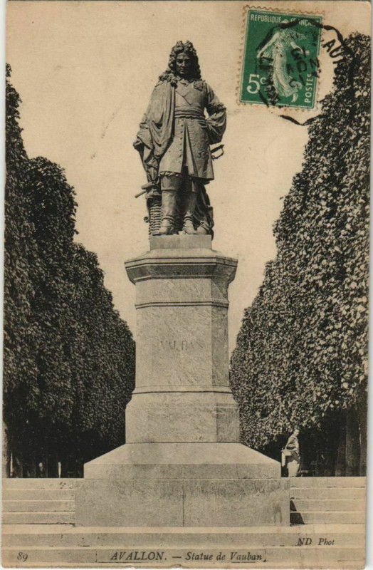 Carte postale ancienne Avallon Statue de Vauban France à Avallon