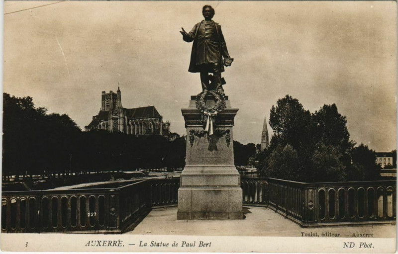 Carte postale ancienne Auxerre La Statue de Paul Bert France à Auxerre