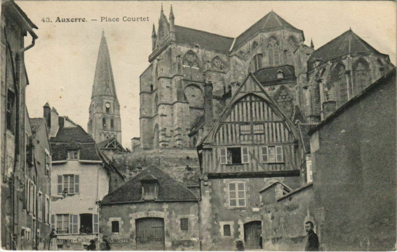 Carte postale ancienne Auxerre Place Courtet France à Auxerre
