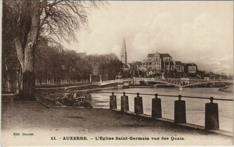 Carte postale ancienne Auxerre L'Eglise Saint-Germain vue des Quais France à Auxerre