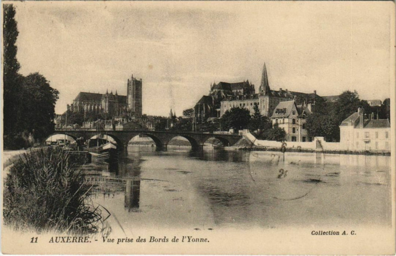 Carte postale ancienne Auxerre Vue Prise des Bords de L'Yonne France à Auxerre