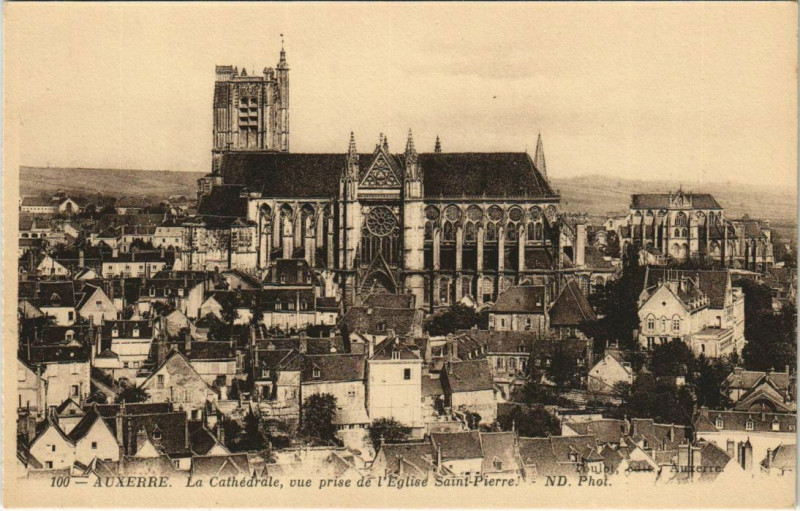 Carte postale ancienne Auxerre La Cathedrale vue prise l'Eglise France à Auxerre