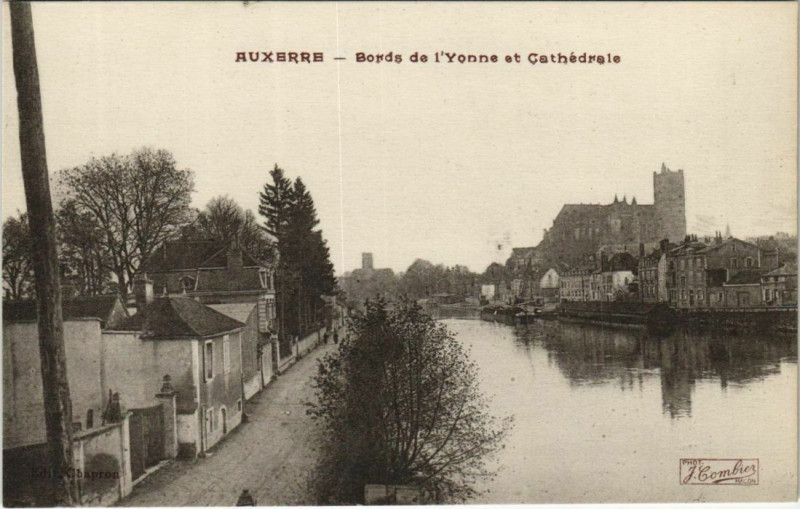 Carte postale ancienne Auxerre Bords de l'Yonne, et Cathedrale France à Auxerre
