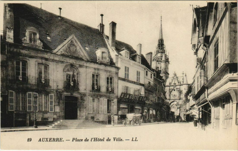 Carte postale ancienne Auxerre Place de l'Hotel de Ville France à Auxerre