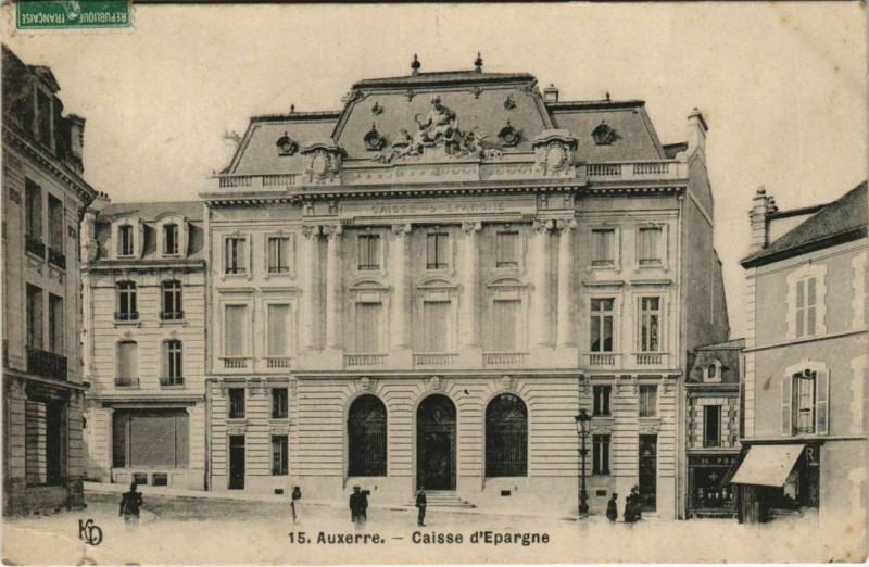 Carte postale ancienne Auxerre Caisse d'Epargne France à Auxerre