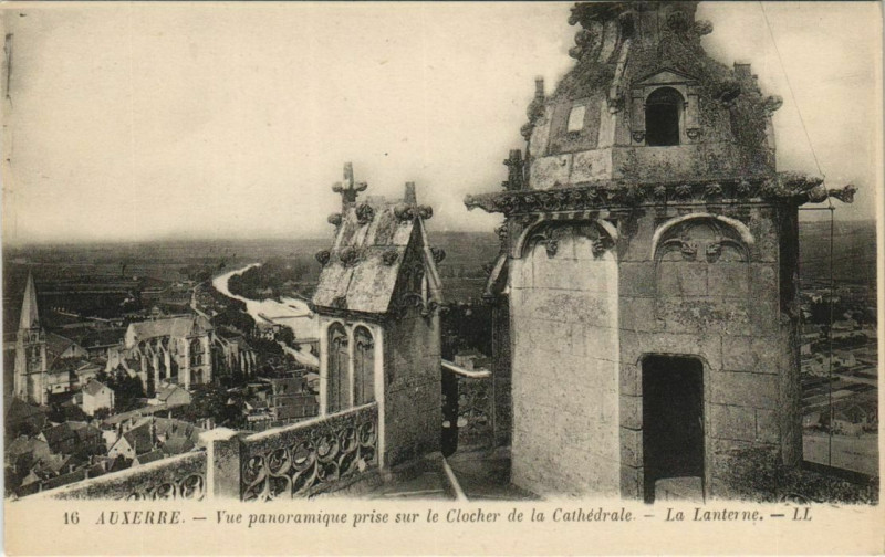 Carte postale ancienne Auxerre Vue panoramique sur le Clocher France à Auxerre