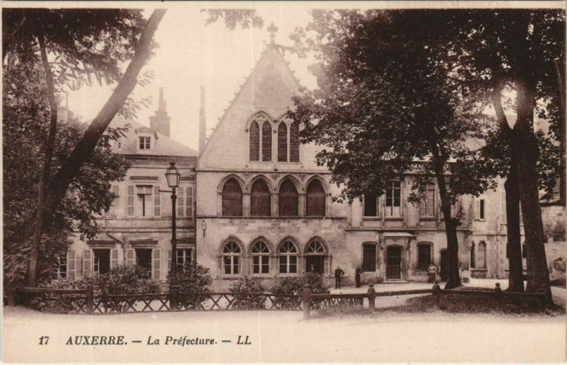 Carte postale ancienne Auxerre La Prefecture France à Auxerre