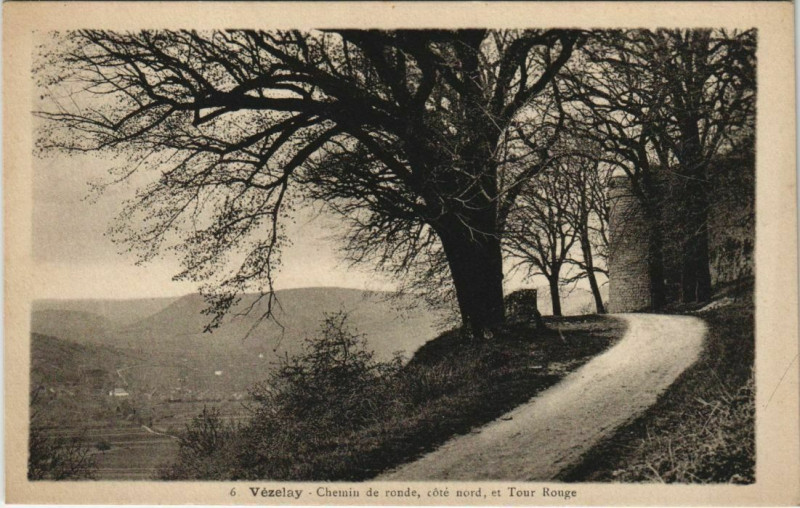 Carte postale ancienne Vezelay Chemin de ronde, cote nord France