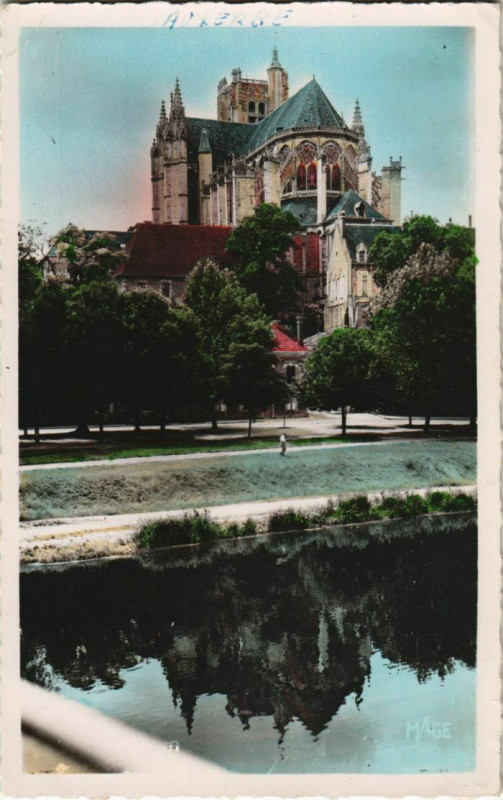 Carte postale ancienne Auxerre Vue sur la Cathedrale France à Auxerre