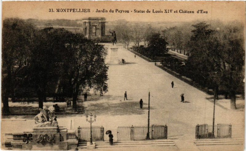Carte postale ancienne Montpellier - Jardin de Peyrou - Statue de Louis Xiv et Chateau à Montpellier