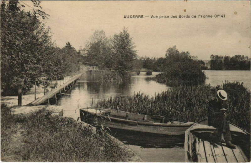 Carte postale ancienne Auxerre Vue Prise des Bords de L'Yonne France à Auxerre