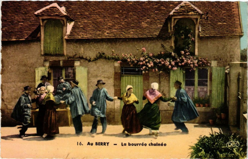 Carte postale ancienne Au Berry La bourree chainee Folklore