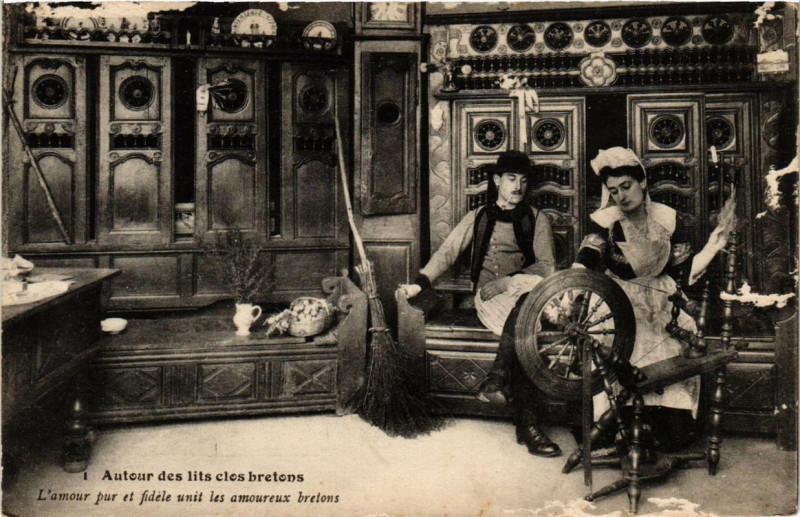 Carte postale ancienne Autour des lits clos Bretons Folklore