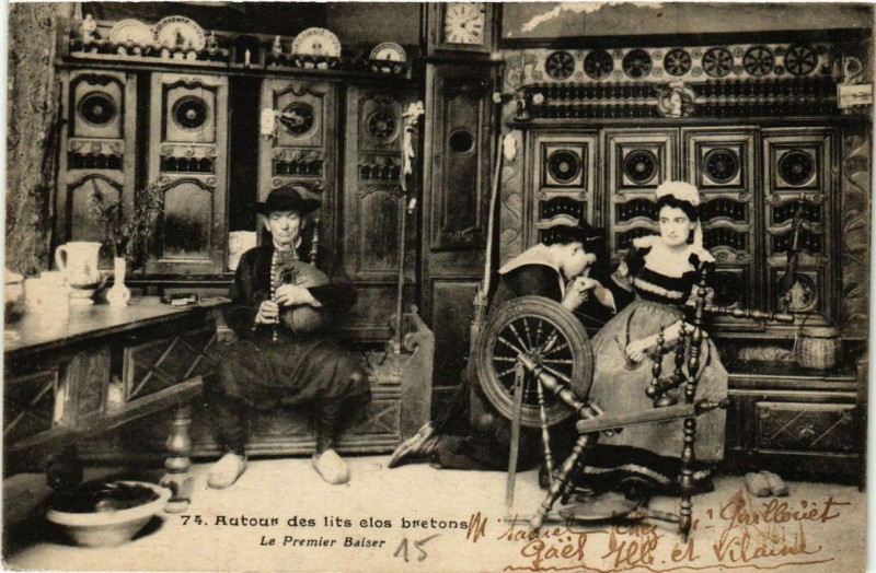 Carte postale ancienne Autour des lits clos bretons Folklore