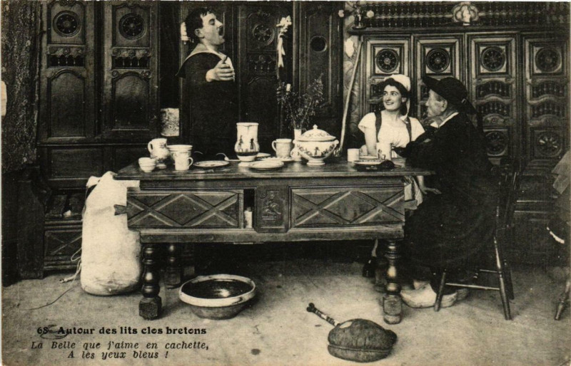 Carte postale ancienne Autour des lits clos bretons Folklore