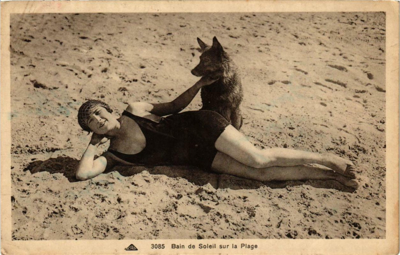 Carte postale ancienne Bain de Soleil sur la Plage Folklore