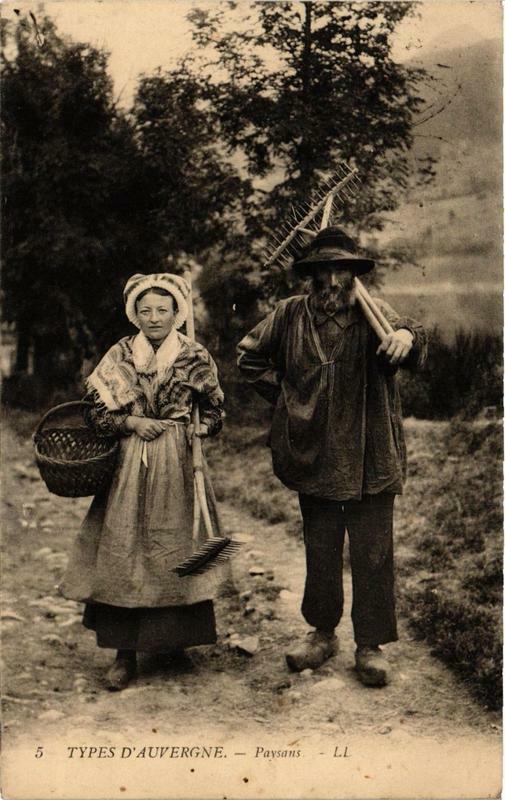 Carte postale ancienne Types d'Auvergne Paysans Folklore
