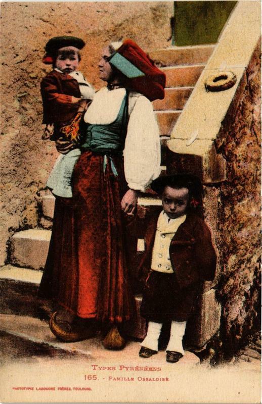 Carte postale ancienne Types Pyreneens Famille Ossaloise Folklore