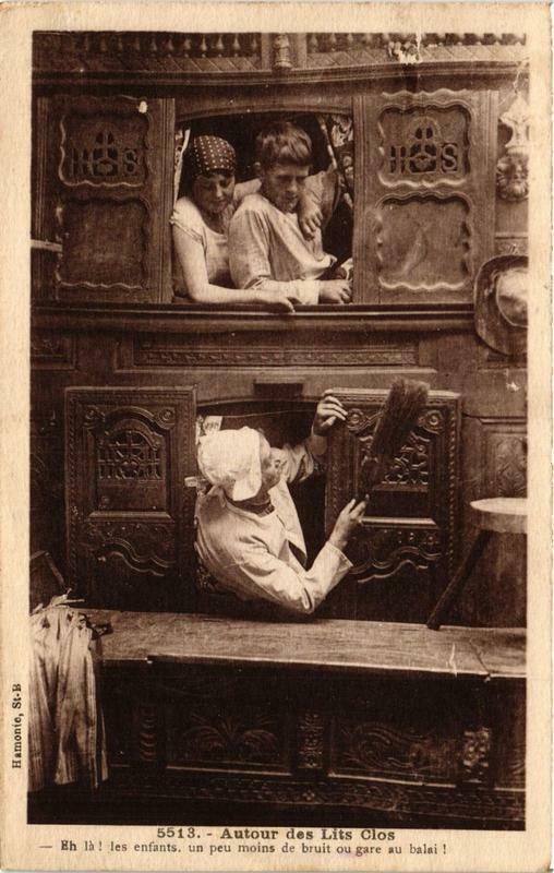 Carte postale ancienne Autour des Lits clos Folklore