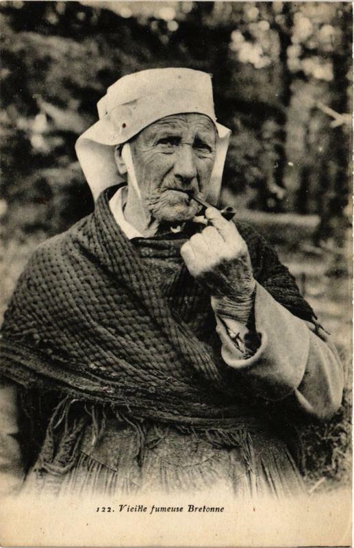 Carte postale ancienne Vieille fumeuse Bretonne Folklore