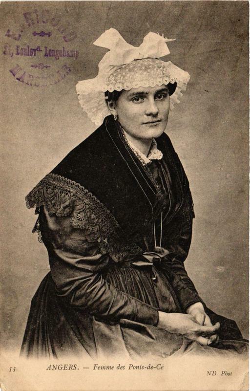 Carte postale ancienne Angers Femme des Ponts-de-Ce Folklore
