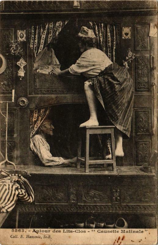 Carte postale ancienne Autour des Lits clos Folklore