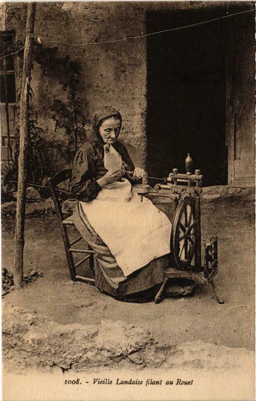 Carte postale ancienne Vieille Landaise filant au Rouet Folklore