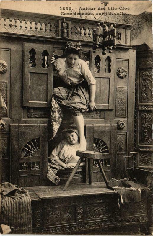 Carte postale ancienne Autour des Lits-Clos Gare dessous Folklore
