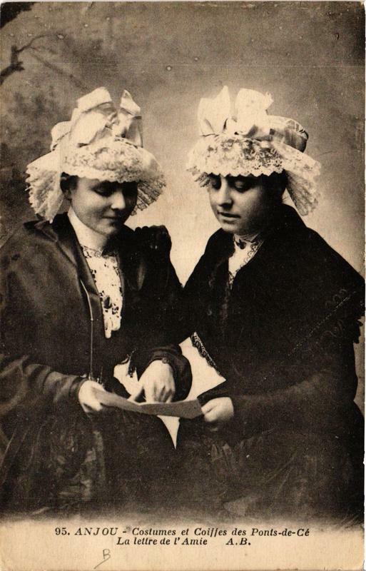 Carte postale ancienne Anjou Costumes et Coiffes des Ponts-de-Ce Folklore