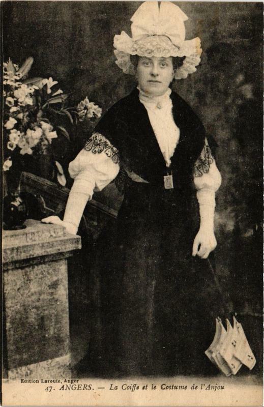 Carte postale ancienne Angers La Coiffe et le Costume de l'Anjou Folklore