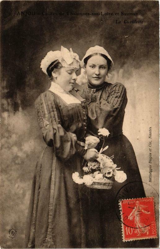 Carte postale ancienne Anjou Coiffes de Chalonnes-sur-Loire et Saumur Folklore