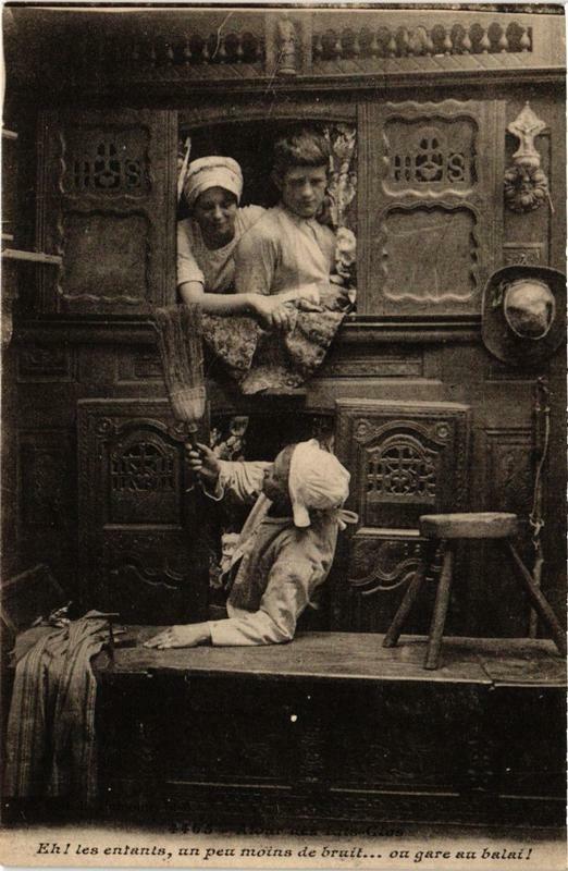 Carte postale ancienne Atour des Lits-Clos Folklore