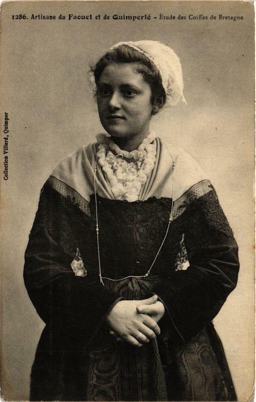 Carte postale ancienne Artisane du Faouet et de Quimperle Etude des Coiff Folklore